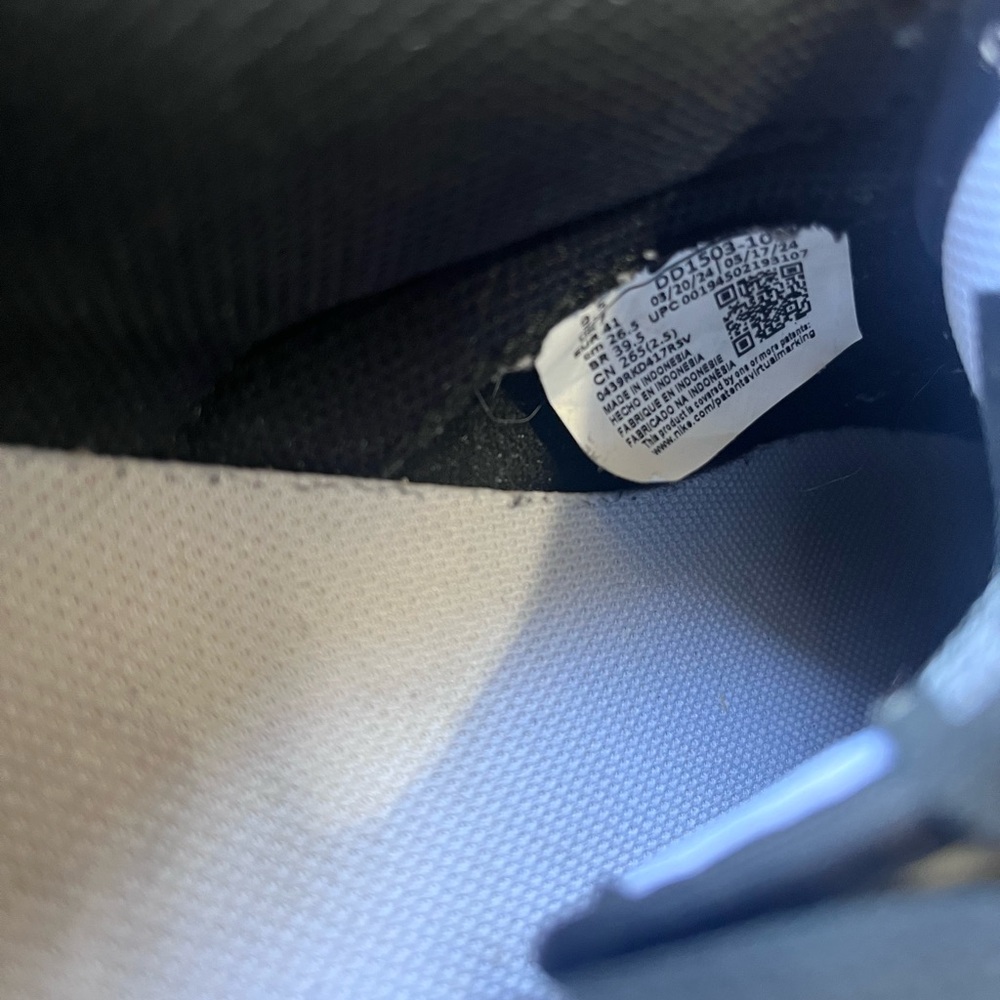 Nike Black and White Sneakers - Picture 10 of 10